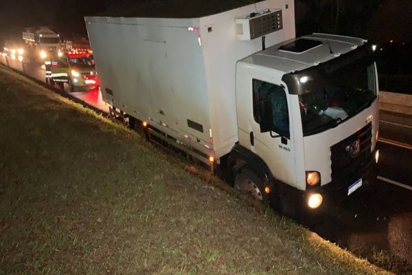 Imagem referente a notícia: Caminhão cai em canaleta após desviar de ambulância que atendia colisão no Trevo da Portal na BR 277