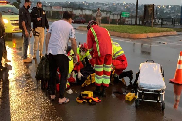 Imagem referente a notícia: Motociclista fica ferido após colisão de trânsito na BR-277, no Trevo da Portal