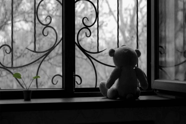 Mulher é detida após abandoar bebê de 1 ano e outro de 3 meses no Bairro Universitário