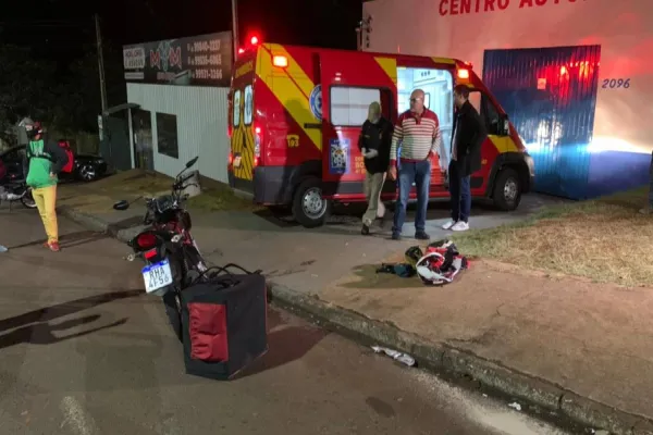 Foto relacionada a notícia: Entregador de delivery fica ferido após ser fechado por carro na Rua Europa