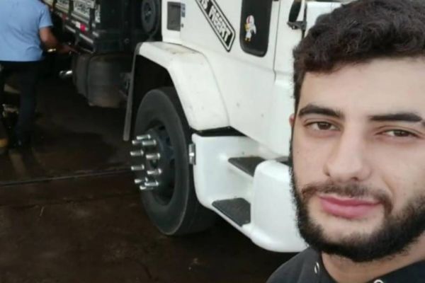 Motorista de apenas 21 anos é encontrado morto dentro de caminhão