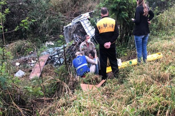 Caminhão de Cascavel capota na BR-163, em Marechal Cândido Rondon