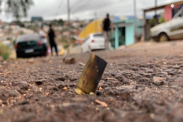 Imagem referente a notícia: Duas pessoas foram alvejadas por disparos de arma de fogo no Loteamento Caroline, em Cascavel
