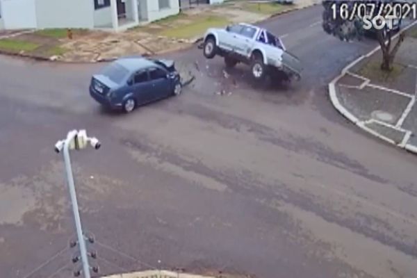 Imagem referente a notícia: Câmera de segurança registra forte colisão seguida de tombamento na Rua Pernambuco