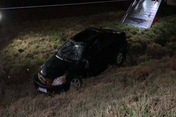 Imagem referente a notícia: Capotamento é registrado na PRc-467, nas proximidades do viaduto da Rua  Theobaldo Bresolin