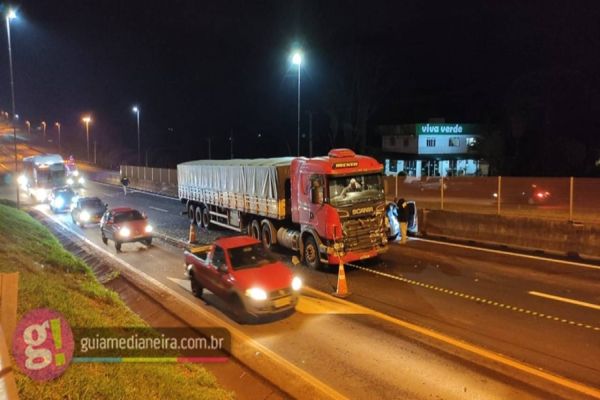 Imagem referente a notícia: Medianeira: Acidente envolvendo dois carros e carreta deixa quatro pessoas feridas na BR 277