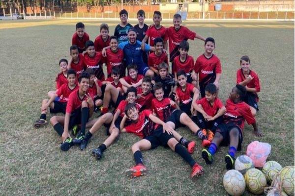 Escolinha de futebol de base alia esporte e formação humana em Cafelândia