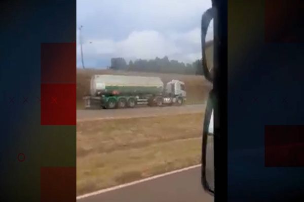 Imagem referente a notícia: Caminhão tanque de combustível é flagrado trafegando na contramão na BR-467, em Cascavel