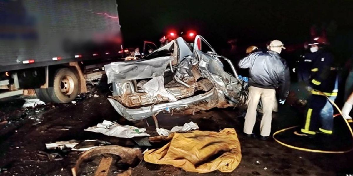 Colisão entre carro e dois caminhões na PR-493, deixa um morto e dois feridos