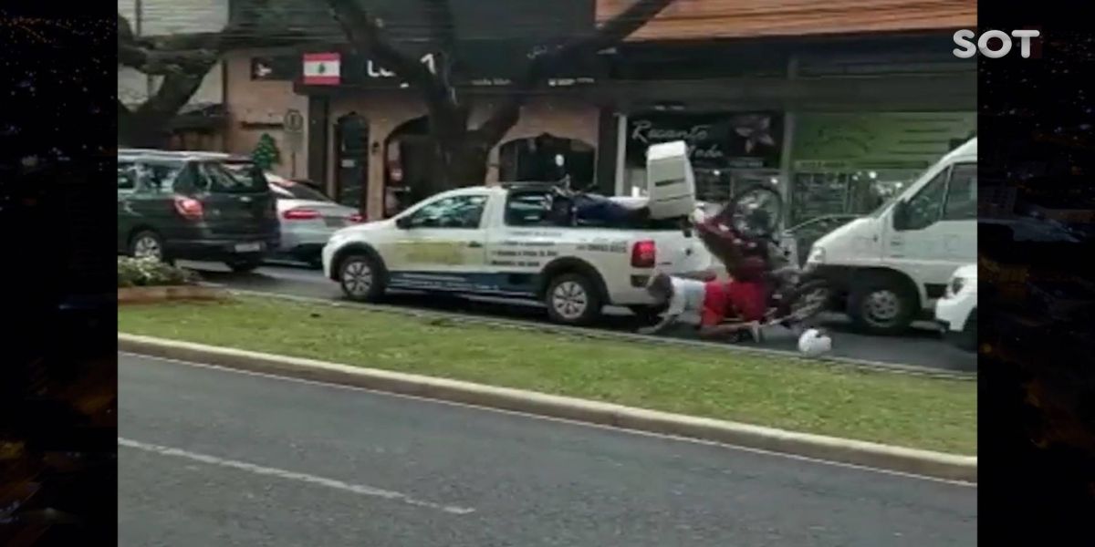 Em alta velocidade, motociclista foge de fiscalização e bate na traseira de carro e escapa a pé