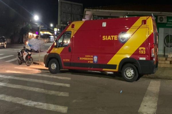 Imagem referente a notícia: Jovem de 25 anos fica ferida em colisão de trânsito na Avenida Carlos Gomes