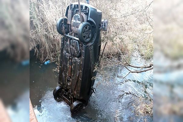 Carro desaparecido em 2014 surge em rio com ossada humana em SP