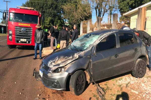 Imagem referente a notícia: Colisão seguida de capotamento é registrado na Rua Florêncio Galafassi no Bairro Periolo