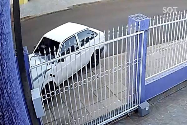 Imagem referente a notícia: Câmera de segurança flagra gol colidindo contra poste de iluminação pública no Bairro Interlagos