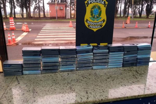 Imagem referente a notícia: PRF apreende grande quantidade de celulares em veículo com família em Cascavel