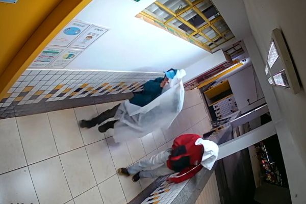 Imagem referente a notícia: Semed divulga imagens para auxiliar na identificação de criminosos que assaltaram escola e CMEI