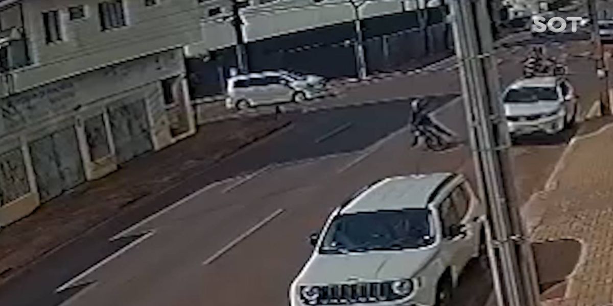 Câmera registra colisão entre motos no cruzamento das Ruas Pio XII com a São Paulo