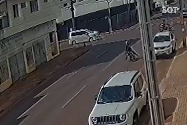 Imagem referente a notícia: Câmera registra colisão entre motos no cruzamento das Ruas Pio XII com a São Paulo