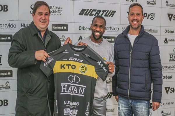 Léo Itaperuna: Atacante chega a 15 gols com a camisa do FC Cascavel e se torna maior artilheiro