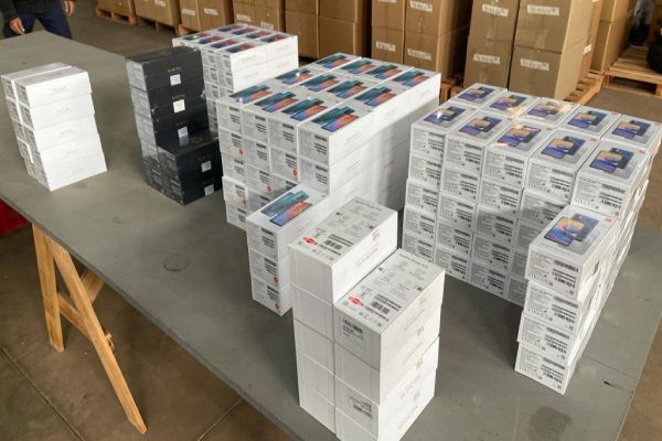 Imagem referente a notícia: Receita Federal apreende mais de 180 smartphones contrabandeados em Santa Tereza do Oeste