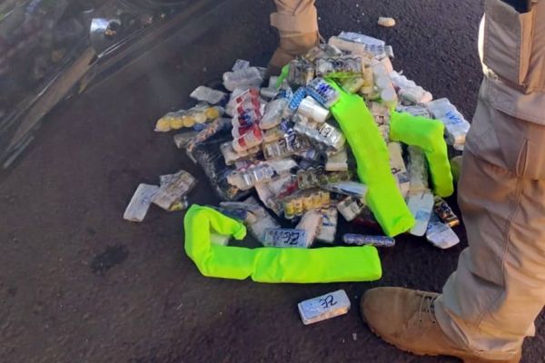 Imagem referente a notícia: PRF Cascavel apreende grande quantia de medicamentos e anabolizantes na BR-277