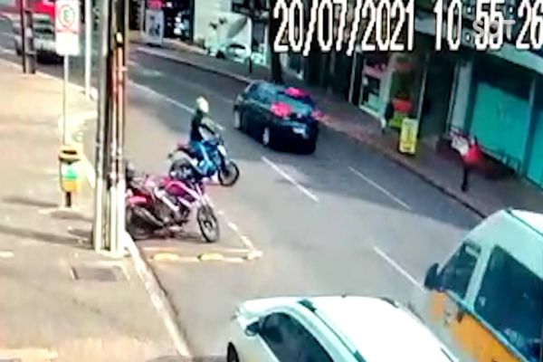 Imagem referente a notícia: Internauta procura a pessoa que derrubou e danificou sua moto na Rua Paraná