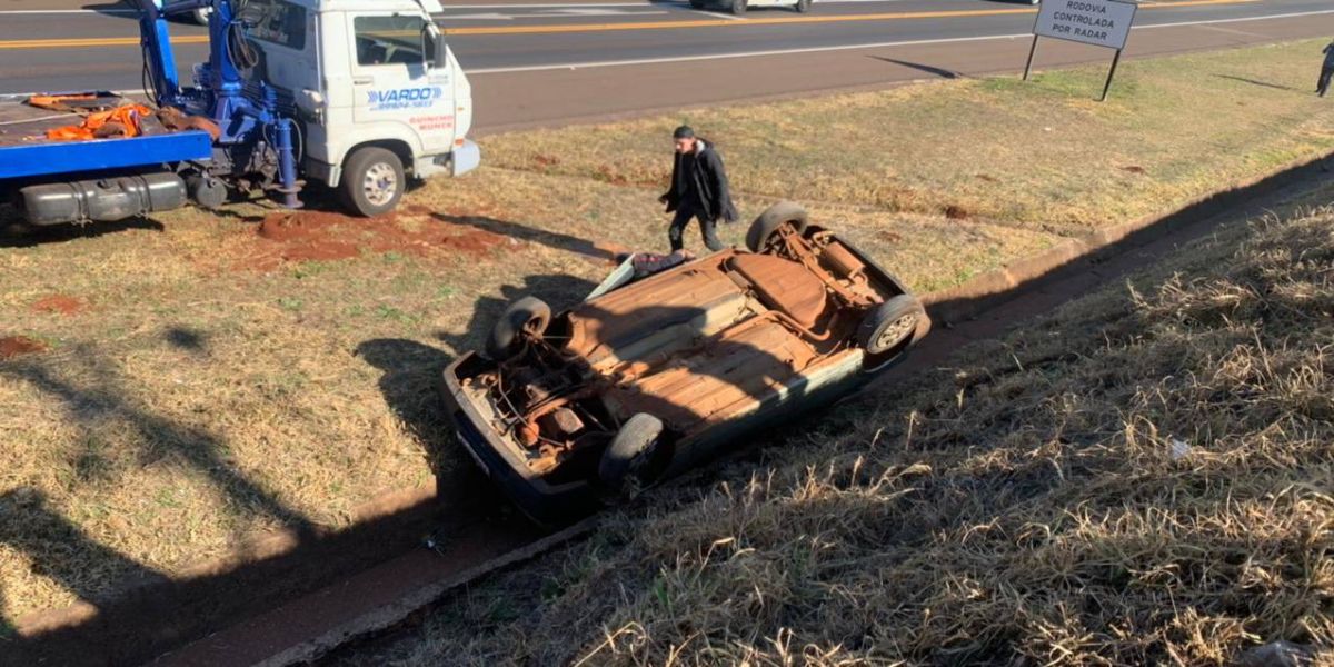 Veículo tomba após perder o controle do veículo na marginal da BR-277, em Cascavel