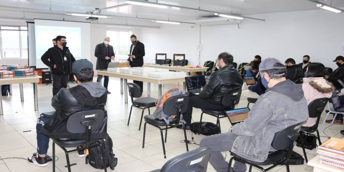 Instrutores de informática passam por treinamento de Robótica Educacional