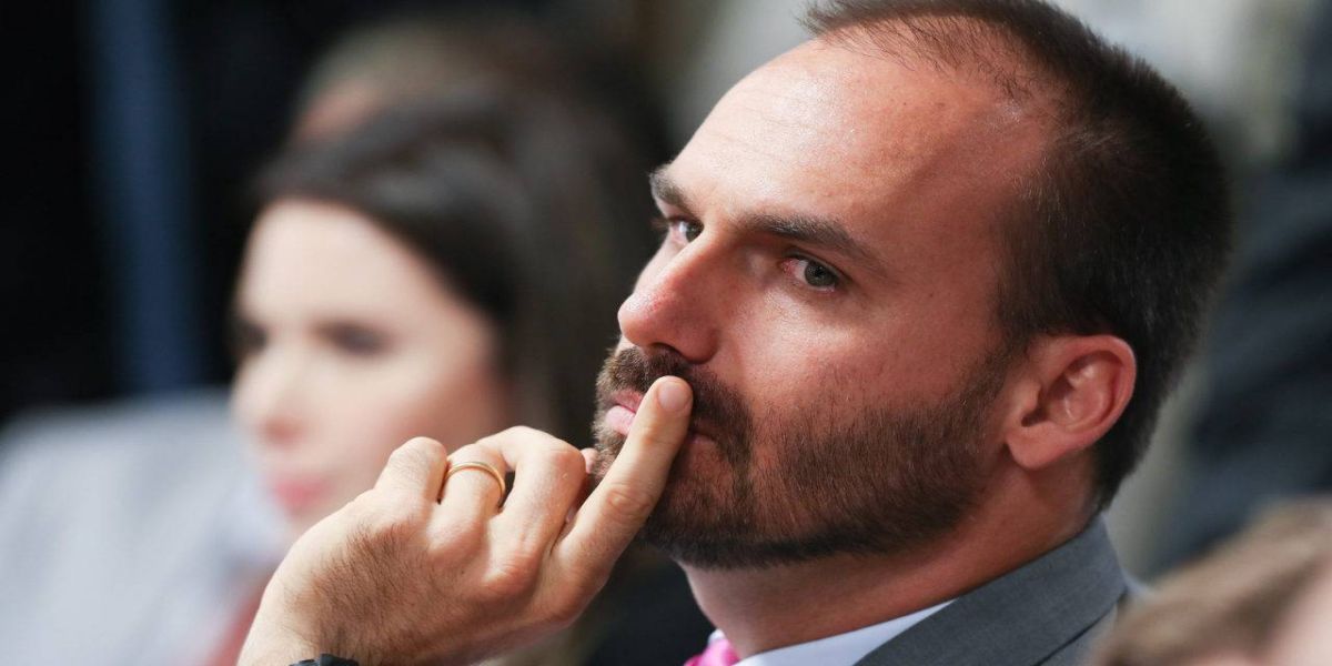 Facebook devolve perfil de Eduardo Bolsonaro e diz que houve engano