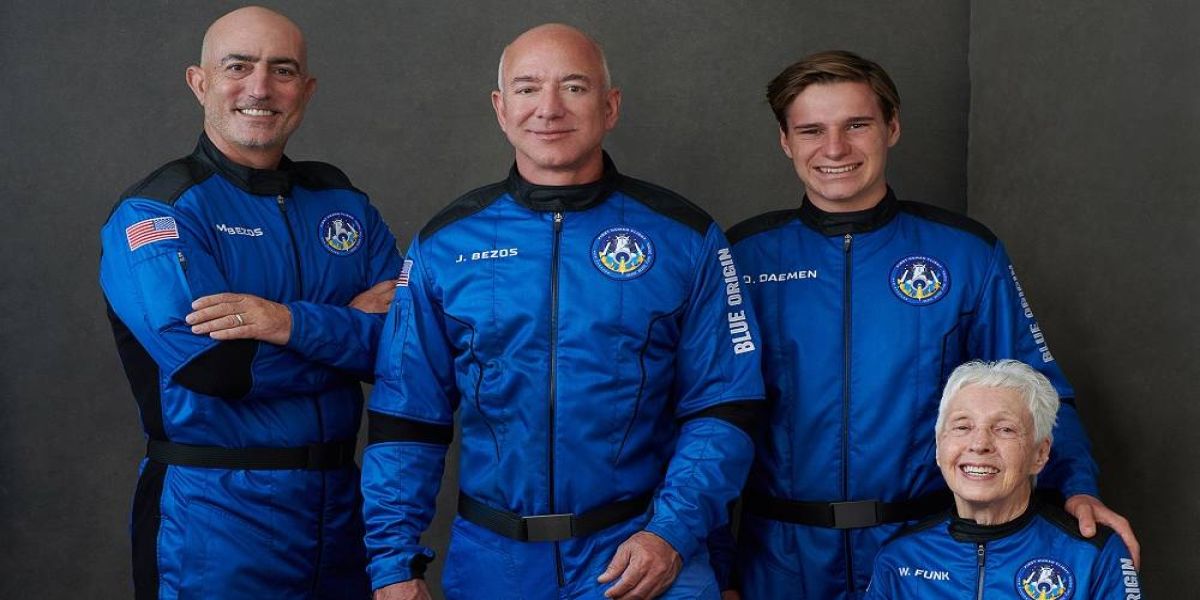 Jeff Bezos, homem mais rico do mundo, viaja ao espaço em voo histórico de 10 minutos