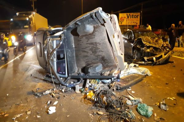 PRF atende acidente envolvendo 3 veículos na BR-373