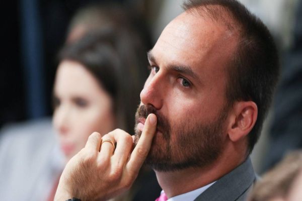 Facebook devolve perfil de Eduardo Bolsonaro e diz que houve engano