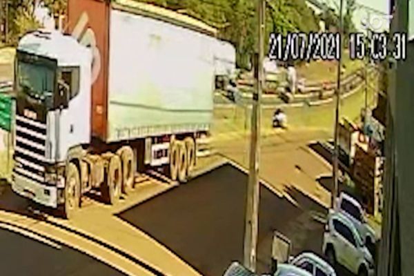 Imagem referente a notícia: Câmera de segurança registra tombamento na BR-277 em Cascavel