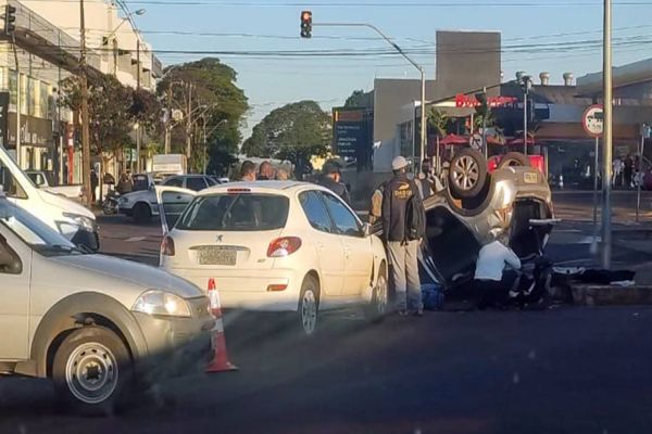 Mãe e filha ficam feridas após capotamento na Avenida Brasil