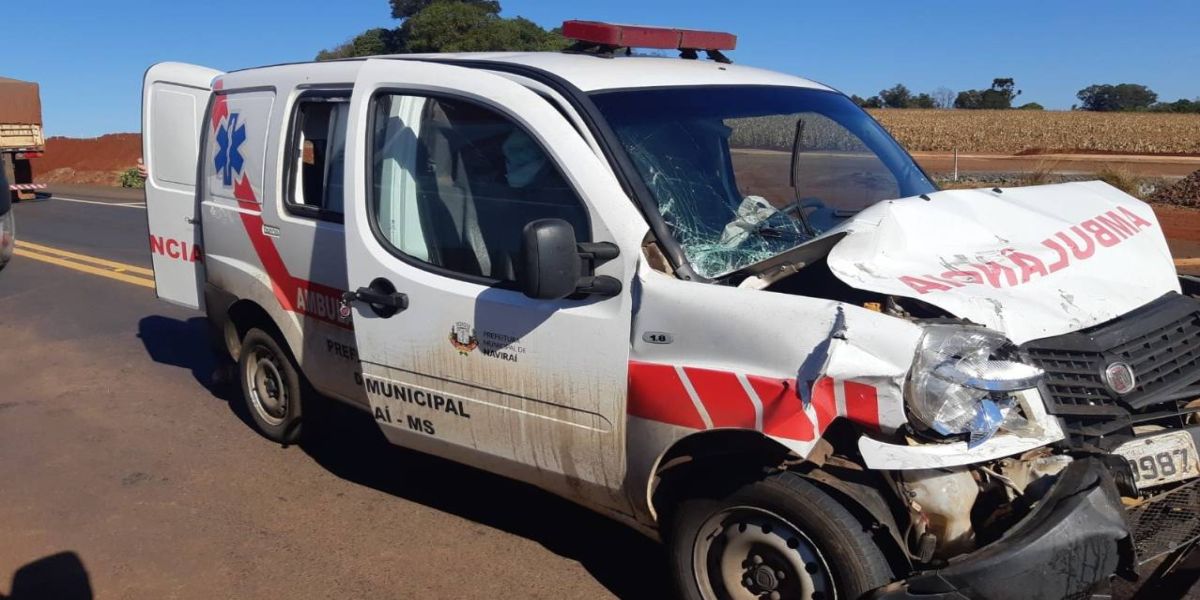 PRF atende acidente envolvendo ambulância de Naviraí nas obras de duplicação da BR 163 em Toledo