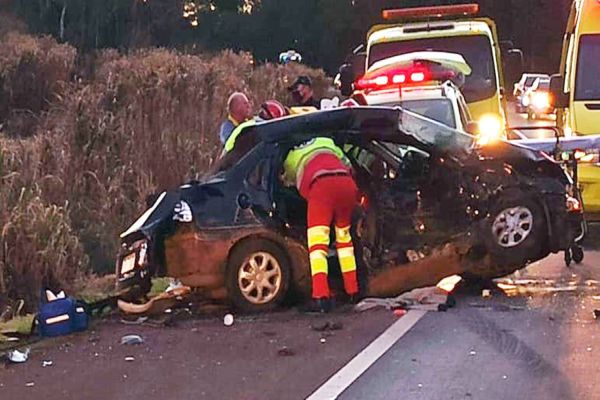 Imagem referente a notícia: Mulher morre e outras quatro pessoas ficam feridas após forte colisão de trânsito na BR-277