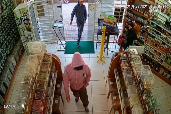 Imagem referente a notícia: Bandidos assaltam comércio de produtos naturais no Bairro Floresta de cara limpa; veja imagens