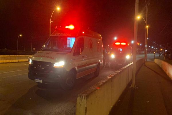 Imagem referente a notícia: Entregadores de delivery salvam mulher que tentava se jogar do Viaduto da Rocha Pombo