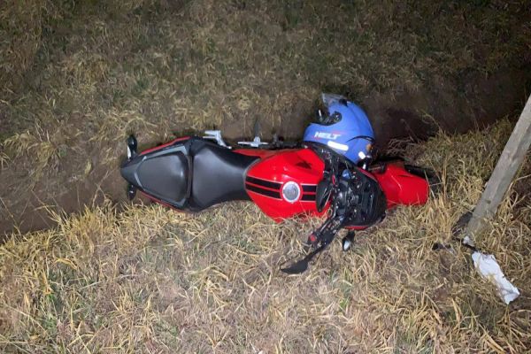 Imagem referente a notícia: Motociclista sofre queda de moto após curva acentuada na rodovia BR-467, em Cascavel