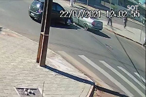 Imagem referente a notícia: Câmera de segurança registra colisão de trânsito no Bairro Cascavel Velho