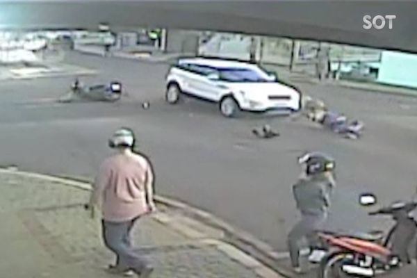 Imagem referente a notícia: Câmera de segurança registra forte batida de trânsito no centro de Cascavel