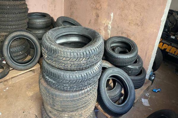 Imagem referente a notícia: Receita Federal apreende mais de 150 pneus importados irregularmente em Cascavel
