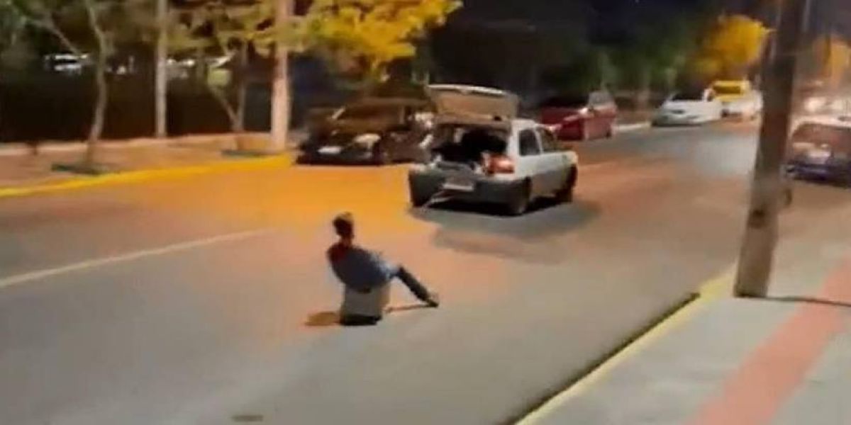 Carro arrasta jovem em cima de caixa pela rua; Veja o vídeo