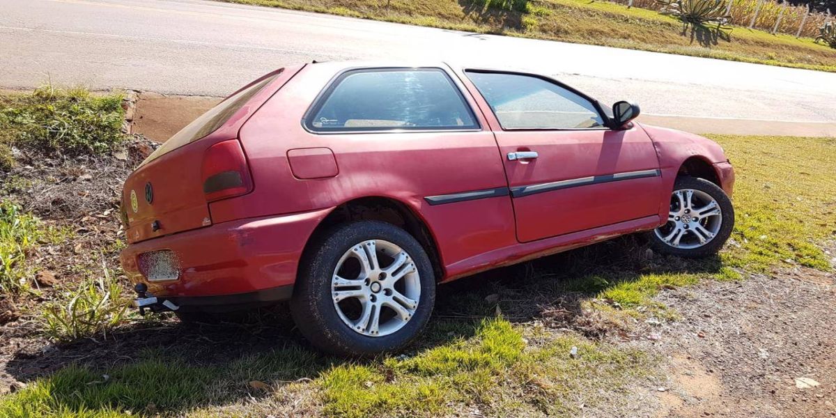 Carro é encontrado abandonado após cair em canaleta de escoamento de água na PR-180