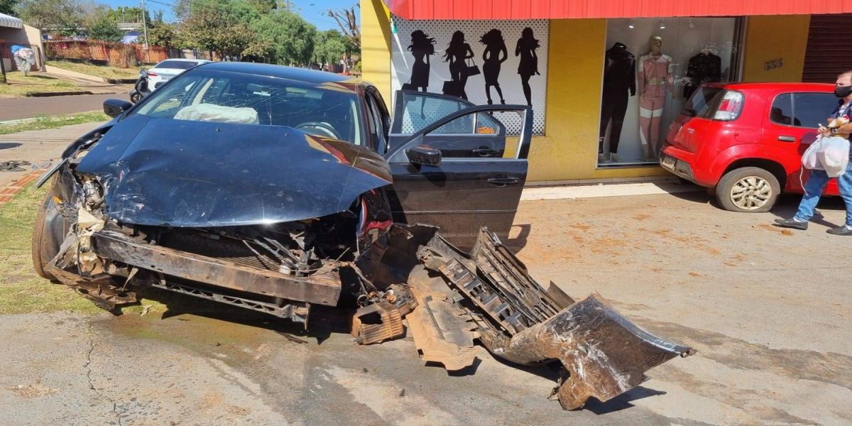 Carro vai parar em cima da calçada de empresa após colisão na Avenida Corbélia