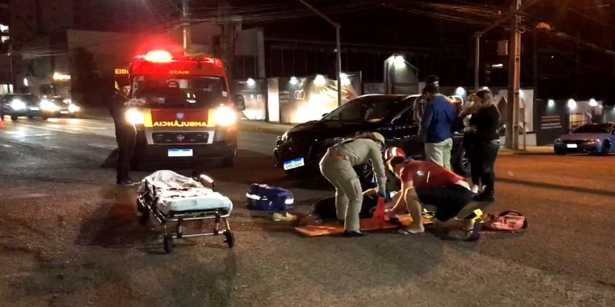 Garupa de motocicleta fica ferida após colisão de trânsito na Rua Riachuelo