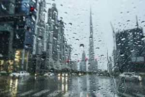 Imagem referente à notícia: Após bater 50ºC, Dubai cria tempestade artificial para baixar temperatura