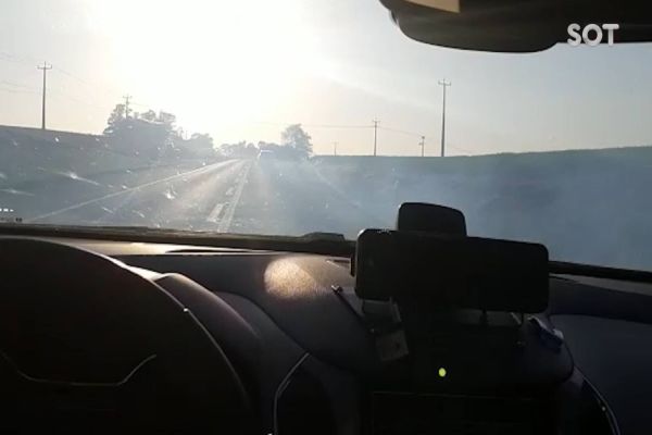 Imagem referente a notícia: PRF recupera veículo roubado após fuga de 15 km e uso de dispositivo de fumaça