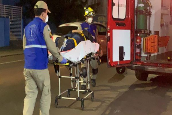 Imagem referente a notícia: Ao desviar de carro, motociclista acaba se envolvendo em colisão no Bairro Periolo