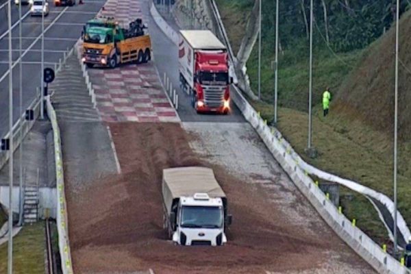 Imagem referente a notícia: Motorista realiza manobra impressionante ao desviar de caminhões em área de escape e evita tragédia